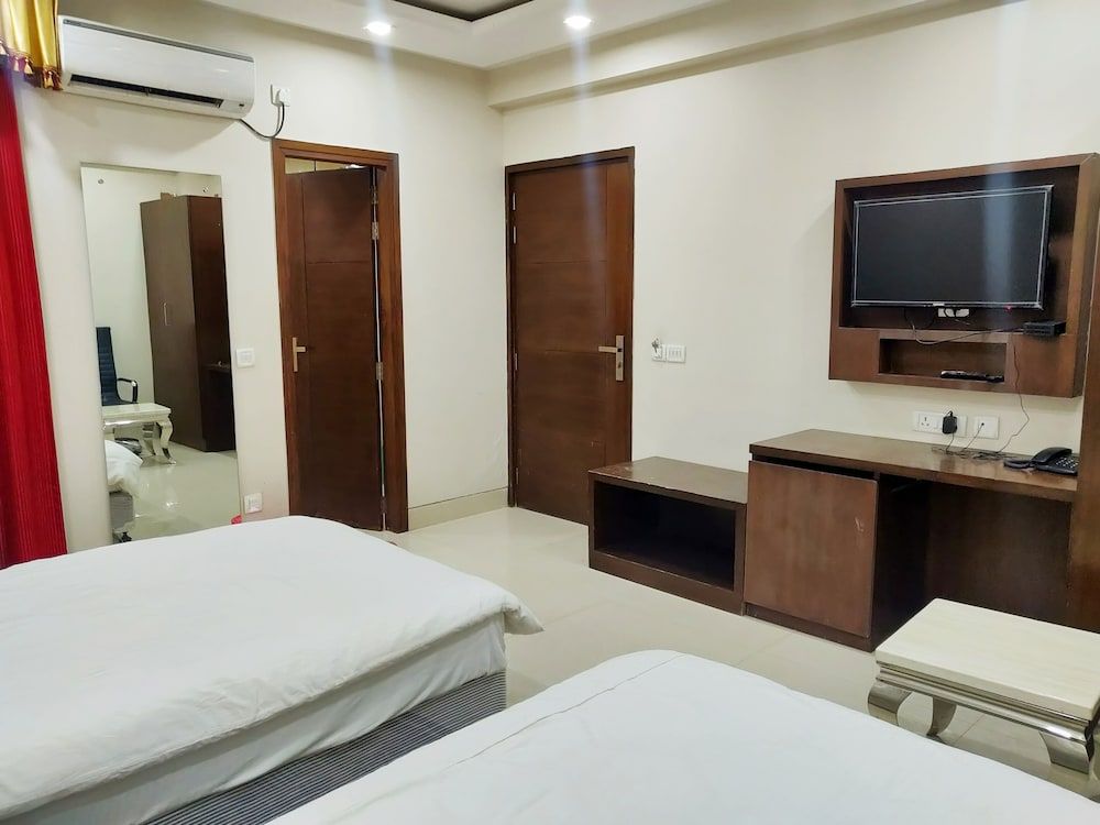 Bodhgaya Seven Inn Hotel n Restaurant Deluxe Double or Twin Room 23