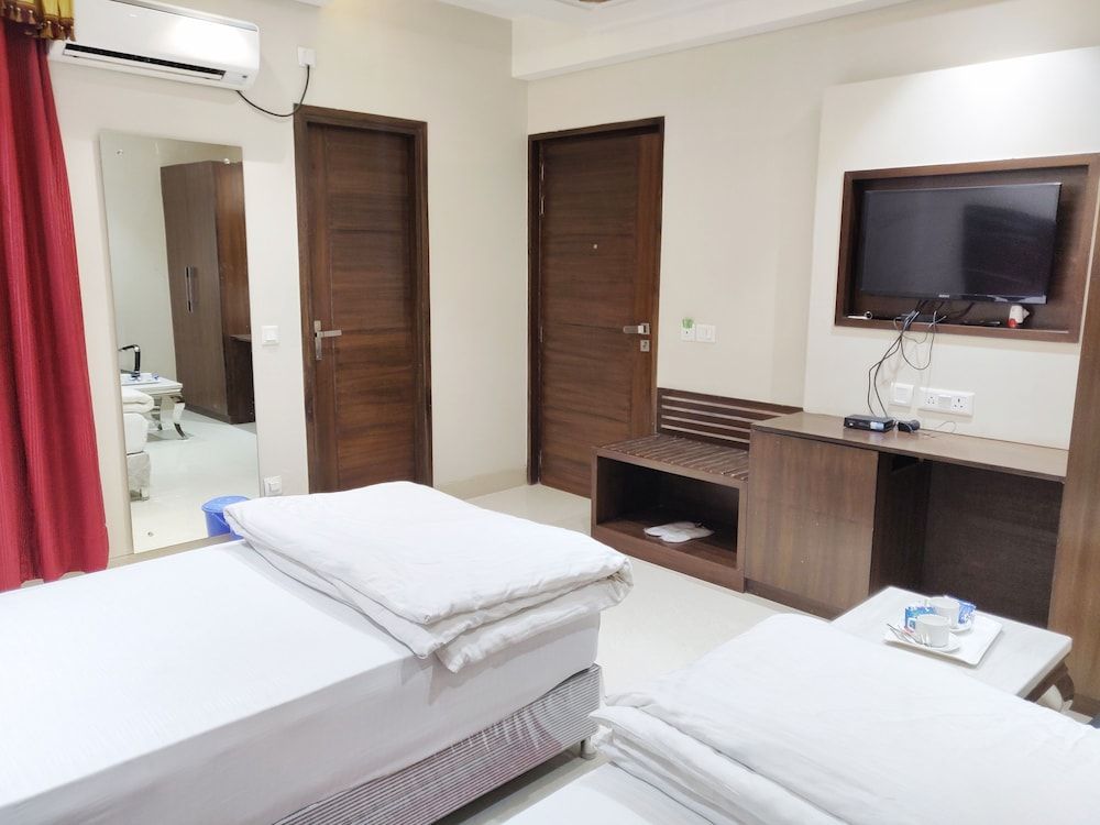 Bodhgaya Seven Inn Hotel n Restaurant Deluxe Double or Twin Room 10