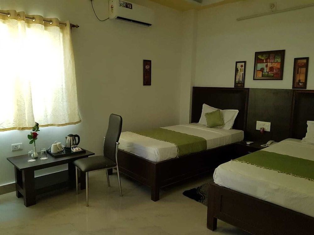New Hotel Shiva Deluxe Double Room, Private Bathroom 2