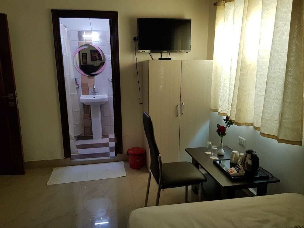 New Hotel Shiva Deluxe Double Room, Private Bathroom 3