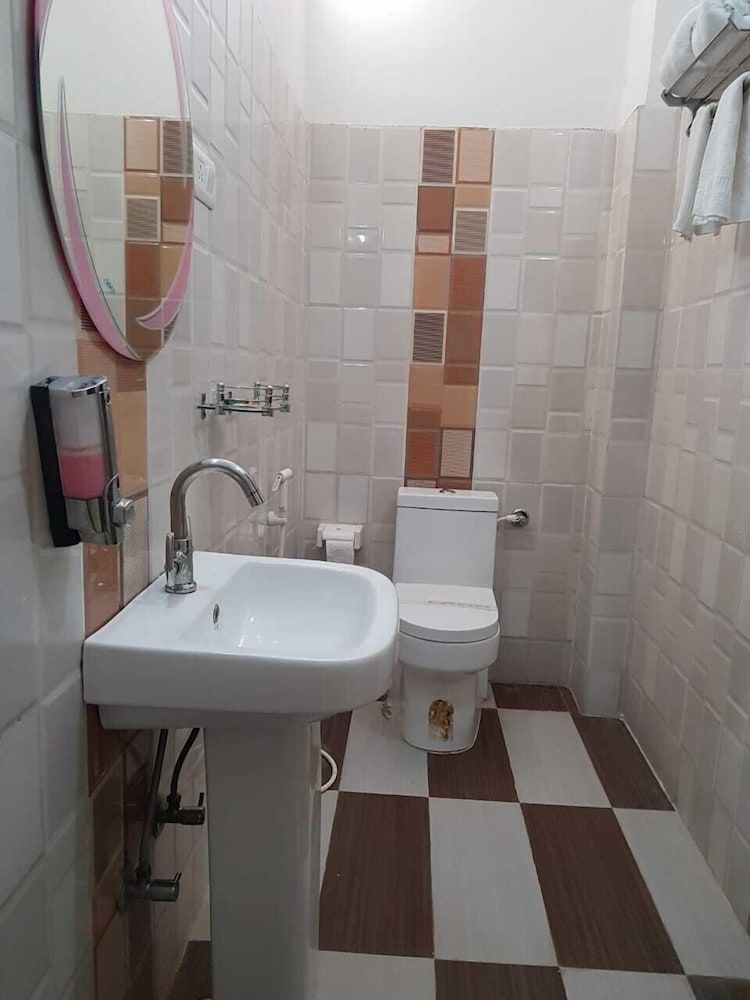 New Hotel Shiva Deluxe Double Room, Private Bathroom 5