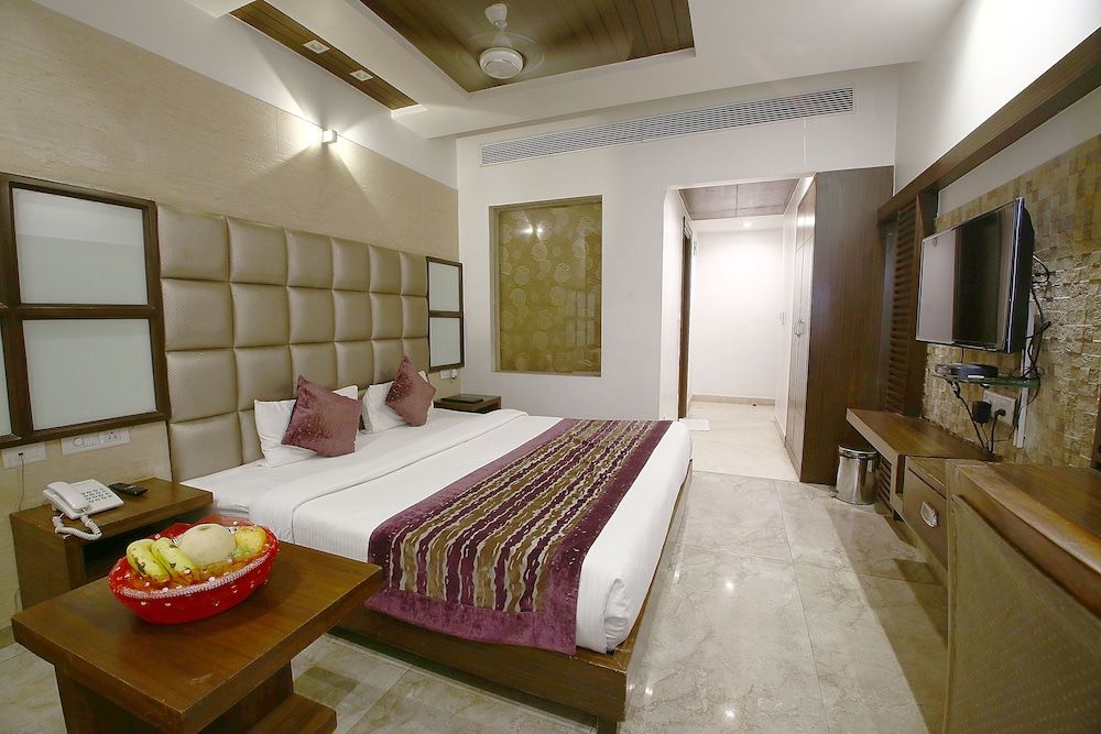 Hotel Emerald Club Room 6