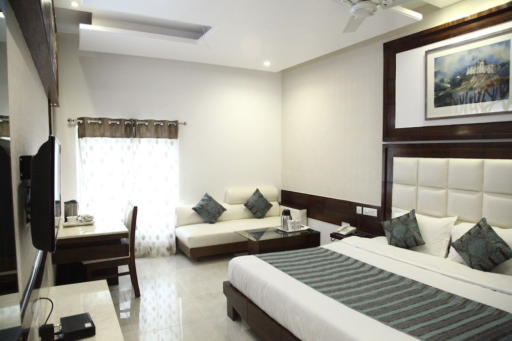 Hotel Emerald Club Room 10