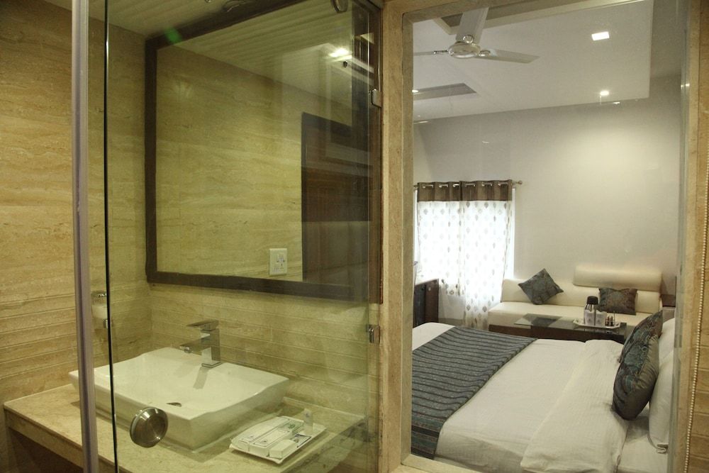 Hotel Emerald Club Room 9