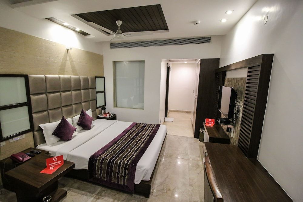 Hotel Emerald Club Room 8