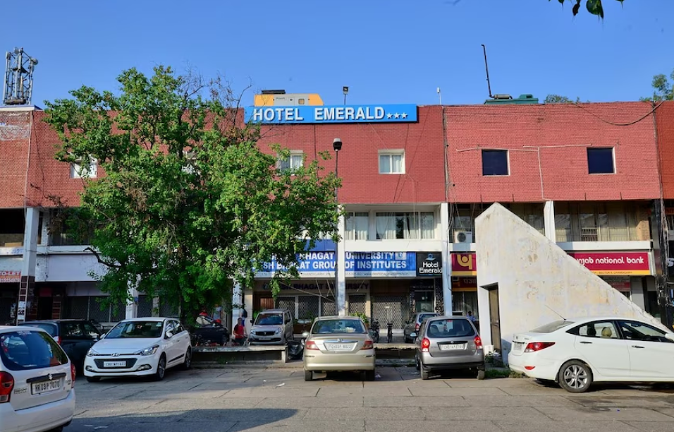 undefined Hotel Emerald 7