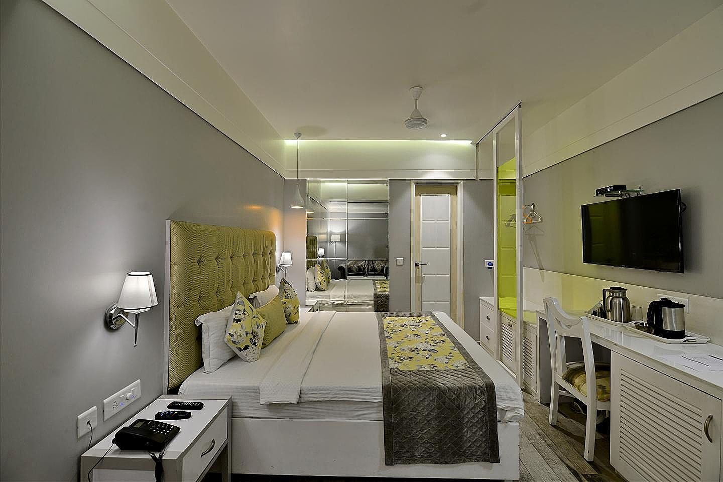 Hotel Emerald Royal Room 8