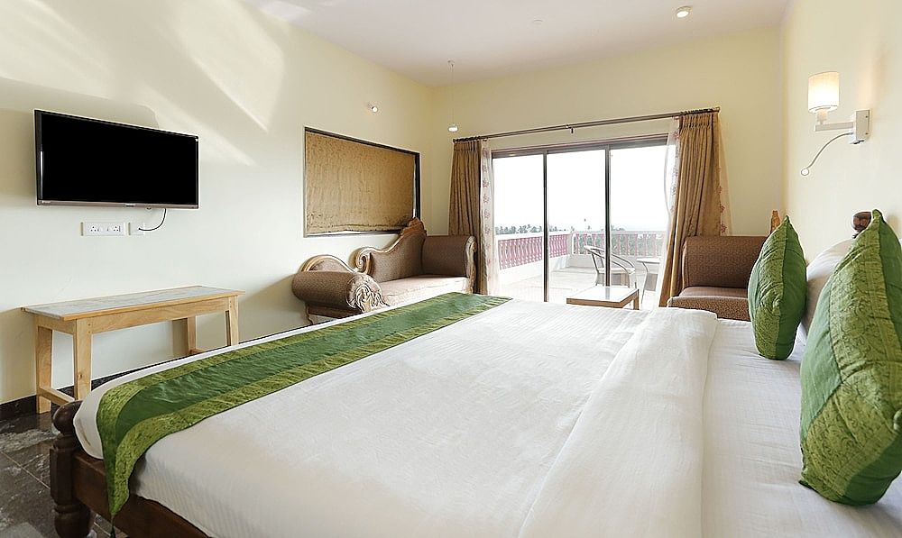 Treebo Aarya Boulevard Deluxe Room 2