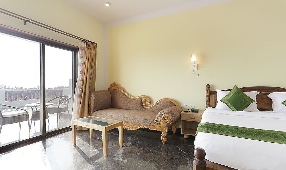 Treebo Aarya Boulevard Deluxe Room 8