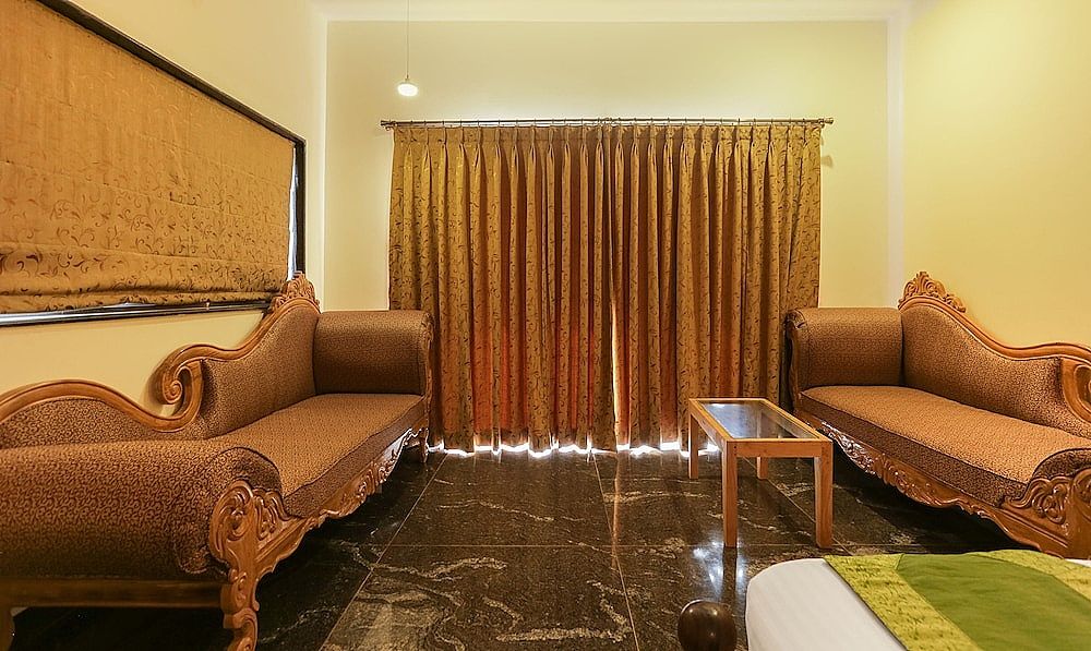 Treebo Aarya Boulevard Deluxe Room 9