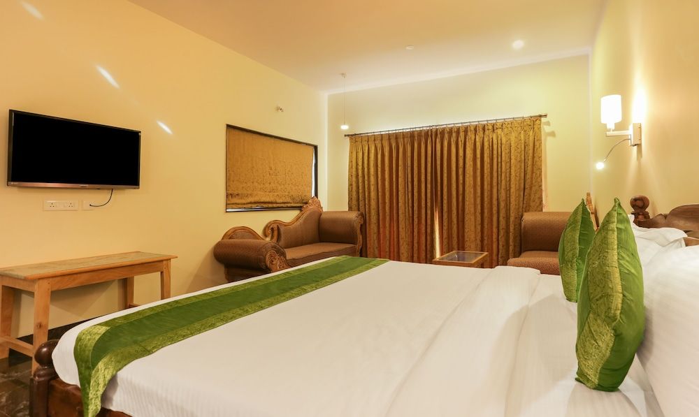 Treebo Aarya Boulevard Deluxe Room 5