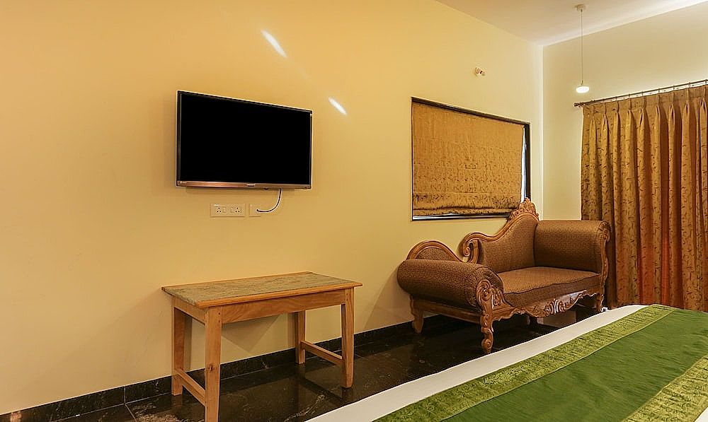 Treebo Aarya Boulevard Deluxe Room 10