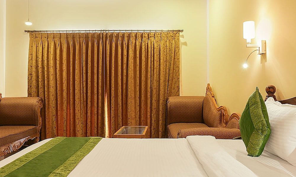 Treebo Aarya Boulevard Deluxe Room 3