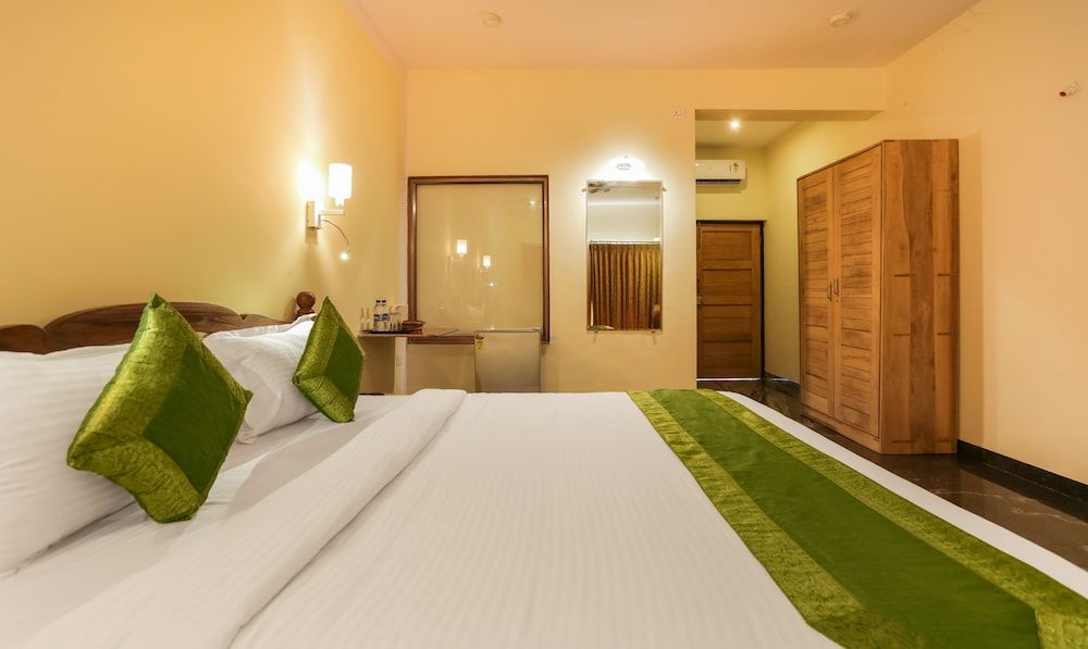 Treebo Aarya Boulevard Deluxe Room 4
