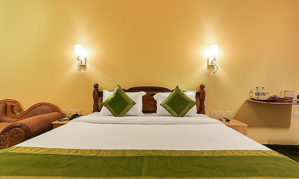 Treebo Aarya Boulevard Deluxe Room