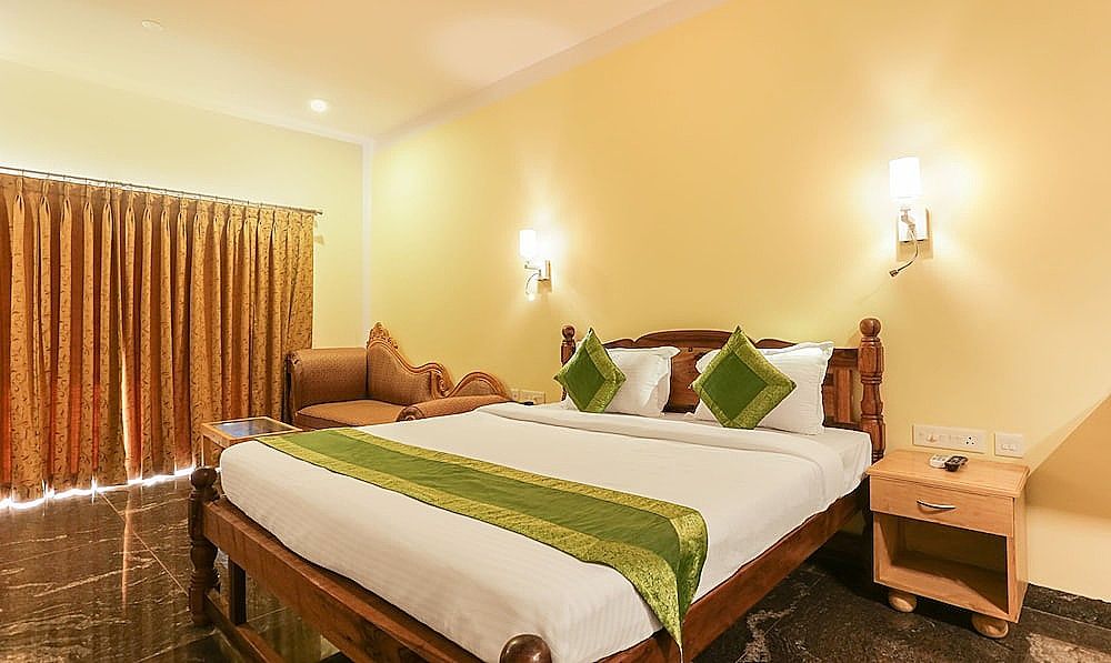 Treebo Aarya Boulevard Deluxe Room 6