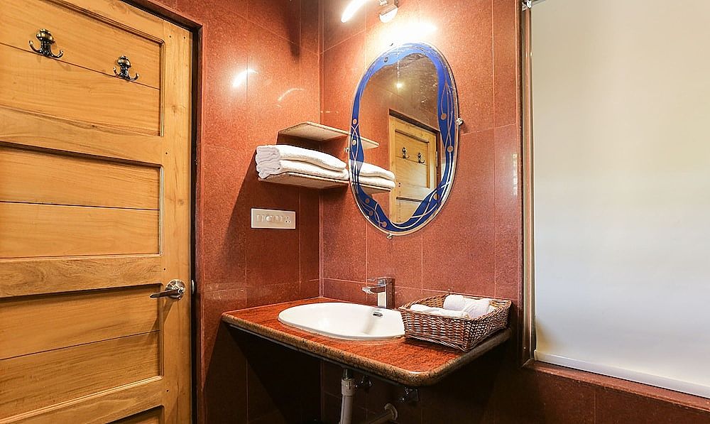 Treebo Aarya Boulevard Deluxe Room 7