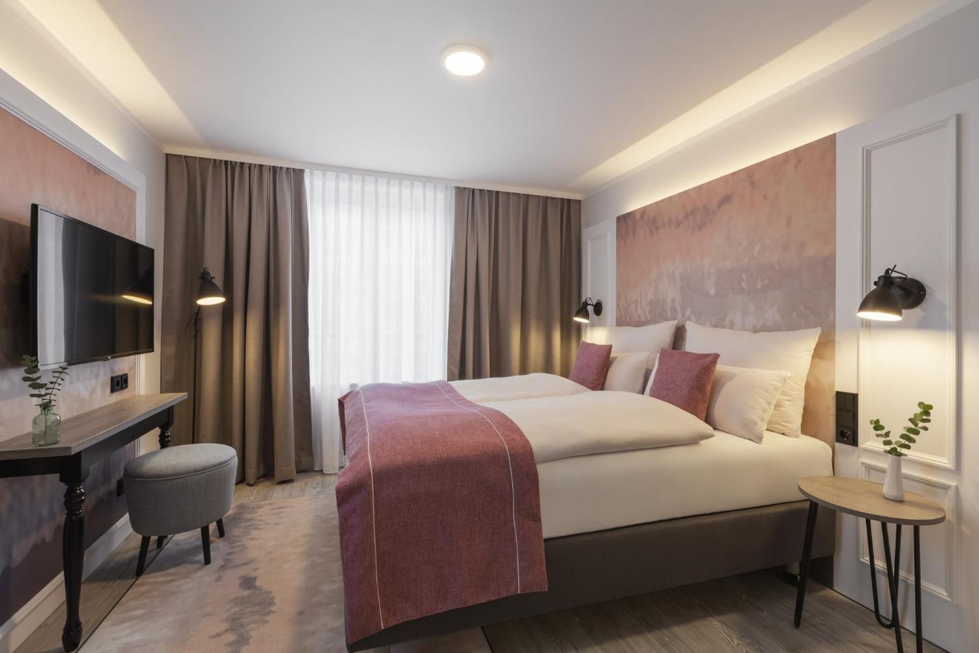 Standard Queen Room - Up to Three Adults