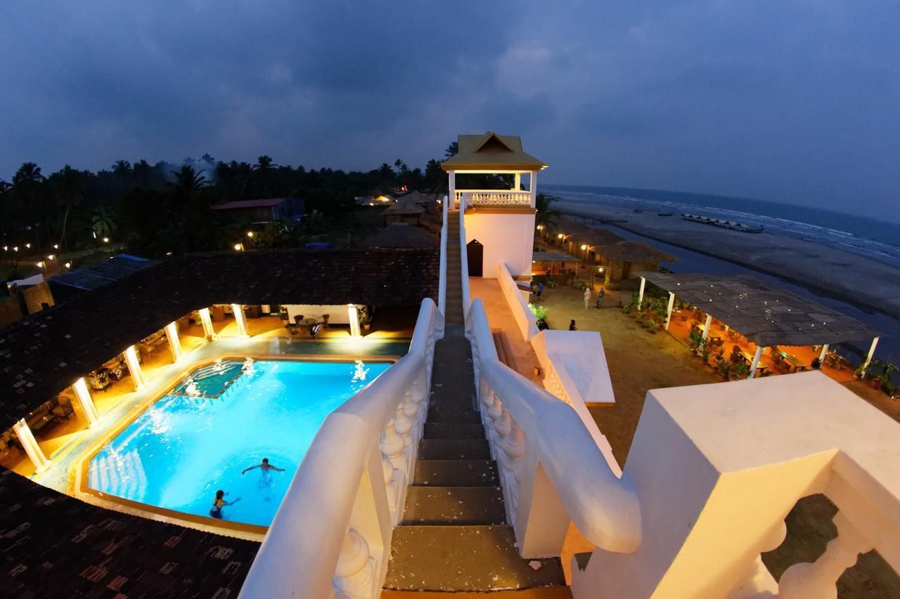 swimming pool [outdoor]