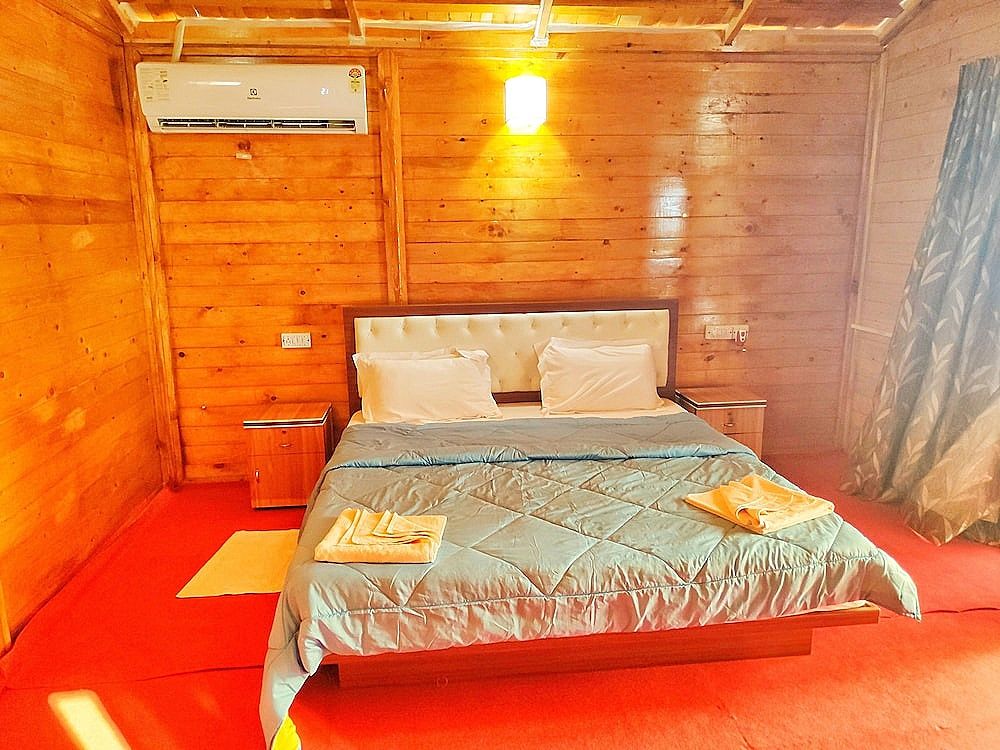 Cafe Blue Hotel Deluxe AC Sea Facing High Rise Hut 4