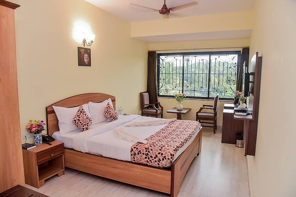 Candolim Grande Standard Room 2
