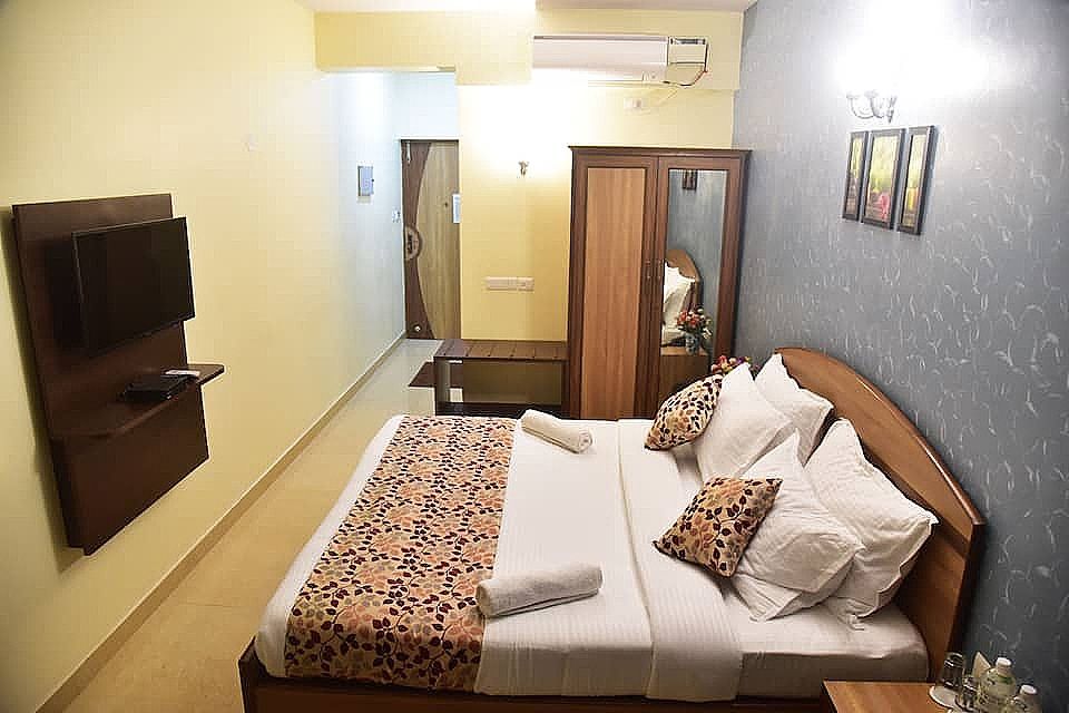Candolim Grande Standard Room 4