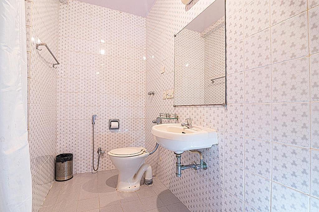 The Horizon Deluxe Room 8