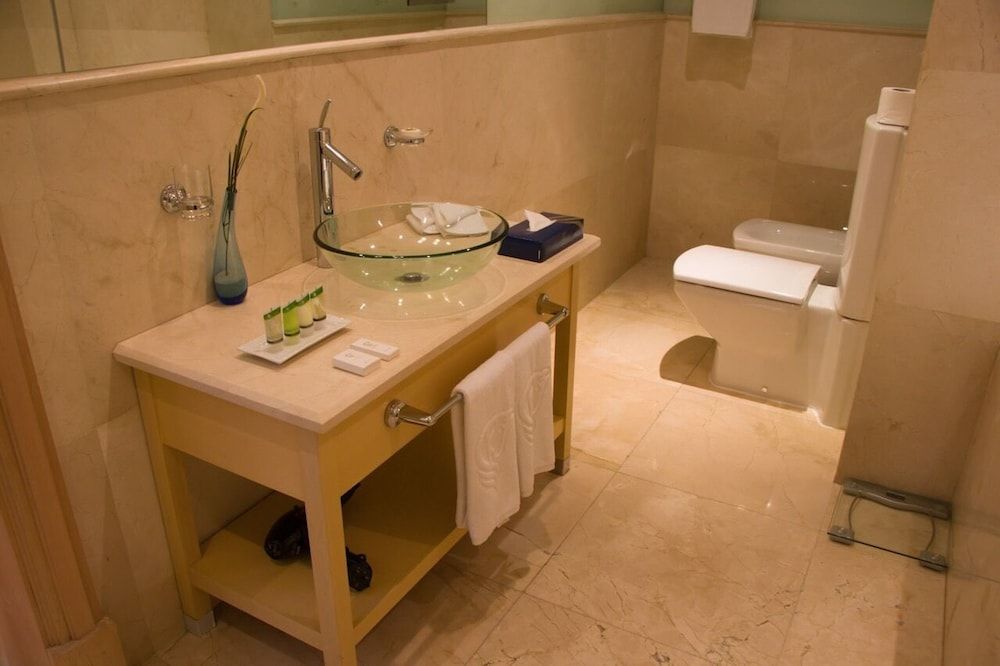 Le Royal Hotel Deluxe Room 8