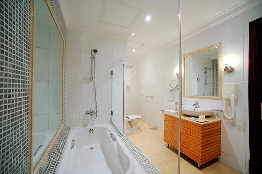 Le Royal Hotel Superior Room, 1 King Bed, Sea View 9