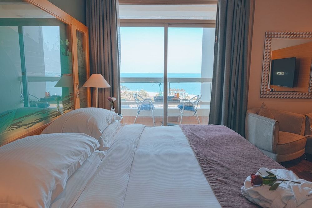 Le Royal Hotel Superior Room, 1 King Bed, Sea View 6
