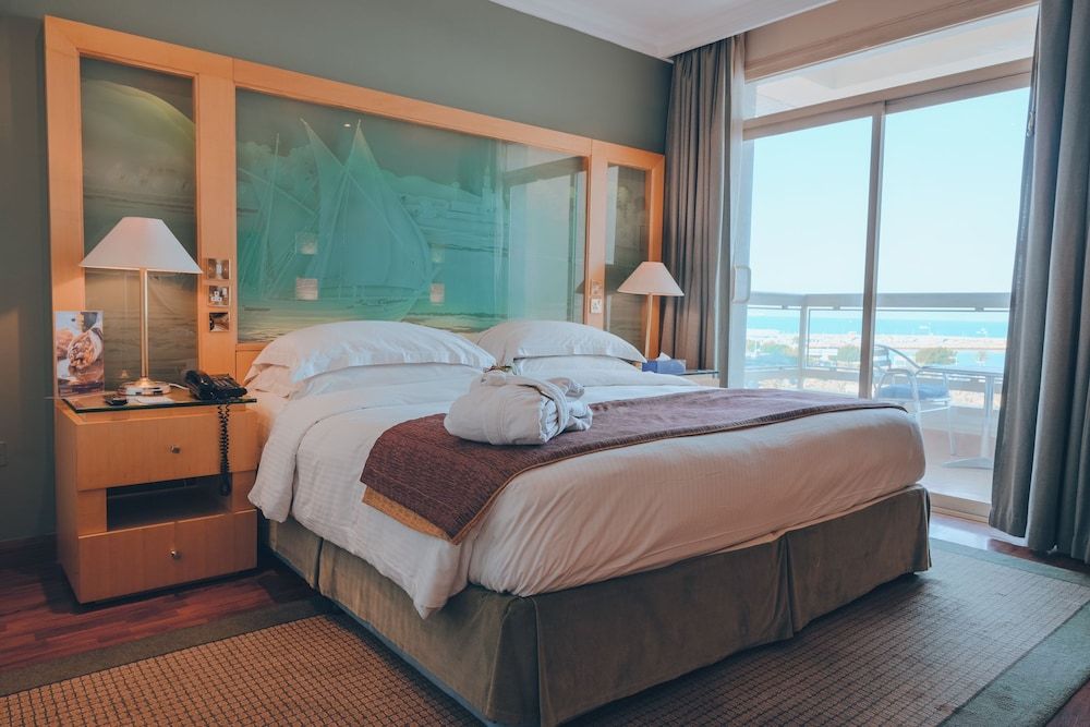 Le Royal Hotel Superior Room, 1 King Bed, Sea View 5