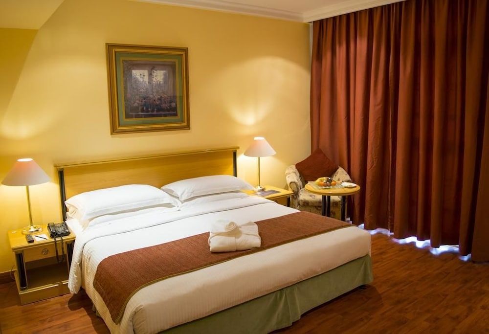 Le Royal Hotel Superior Room, 1 King Bed, Sea View 4