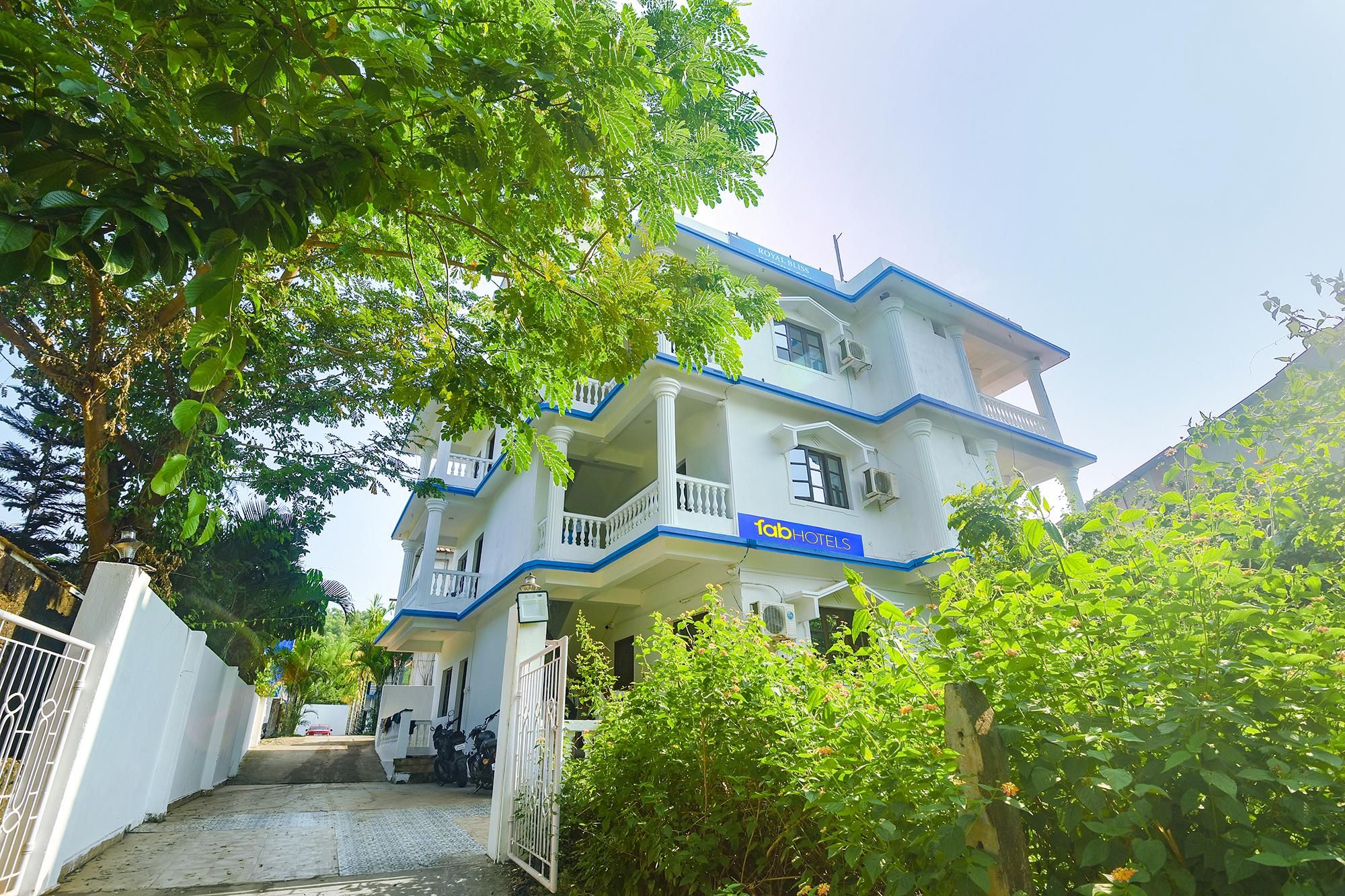 undefined  FabHotel Morjim Bliss 9