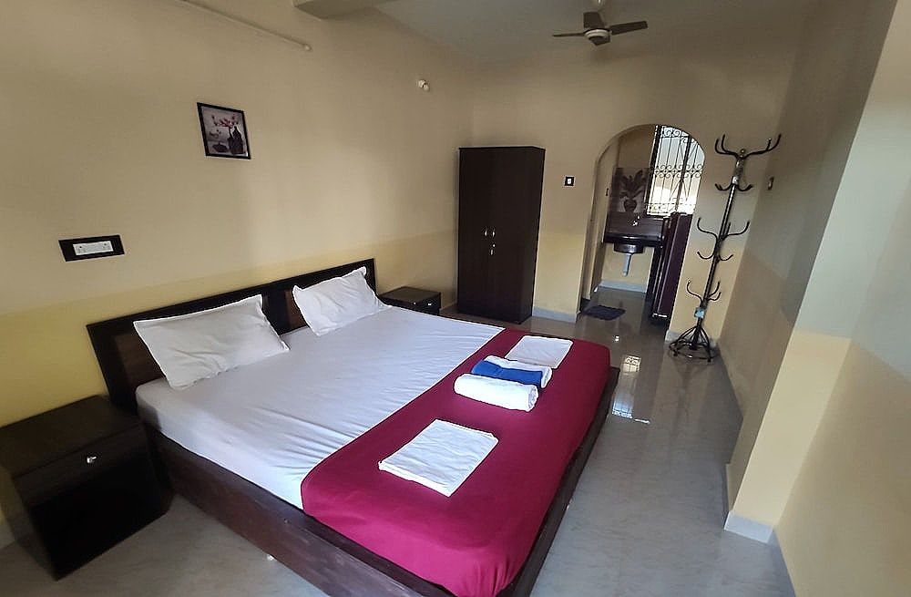 Regina Residency Double deluxe room with balcony 7