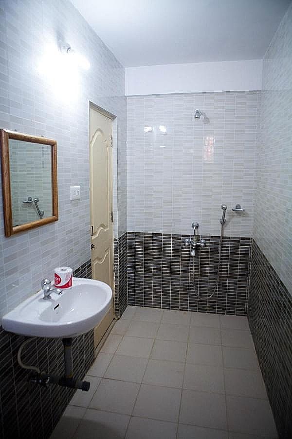 Roundcube Guest House Standard Room - No Balcony 8