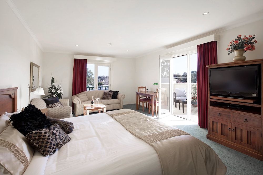 Executive Room, 1 King Bed, Non Smoking, Jetted Tub (with Sofabed)