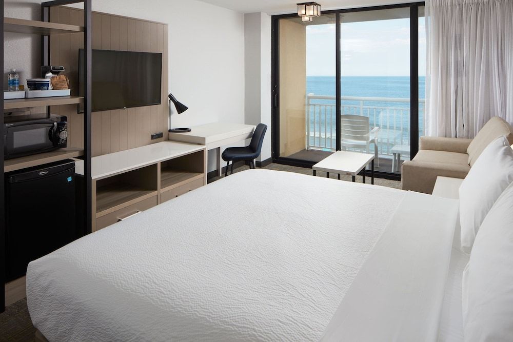 Room, 1 King Bed, Non Smoking, Balcony (Oceanfront)