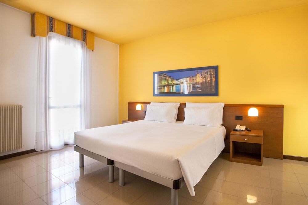 Classic Room, 1 King Bed, Non Smoking