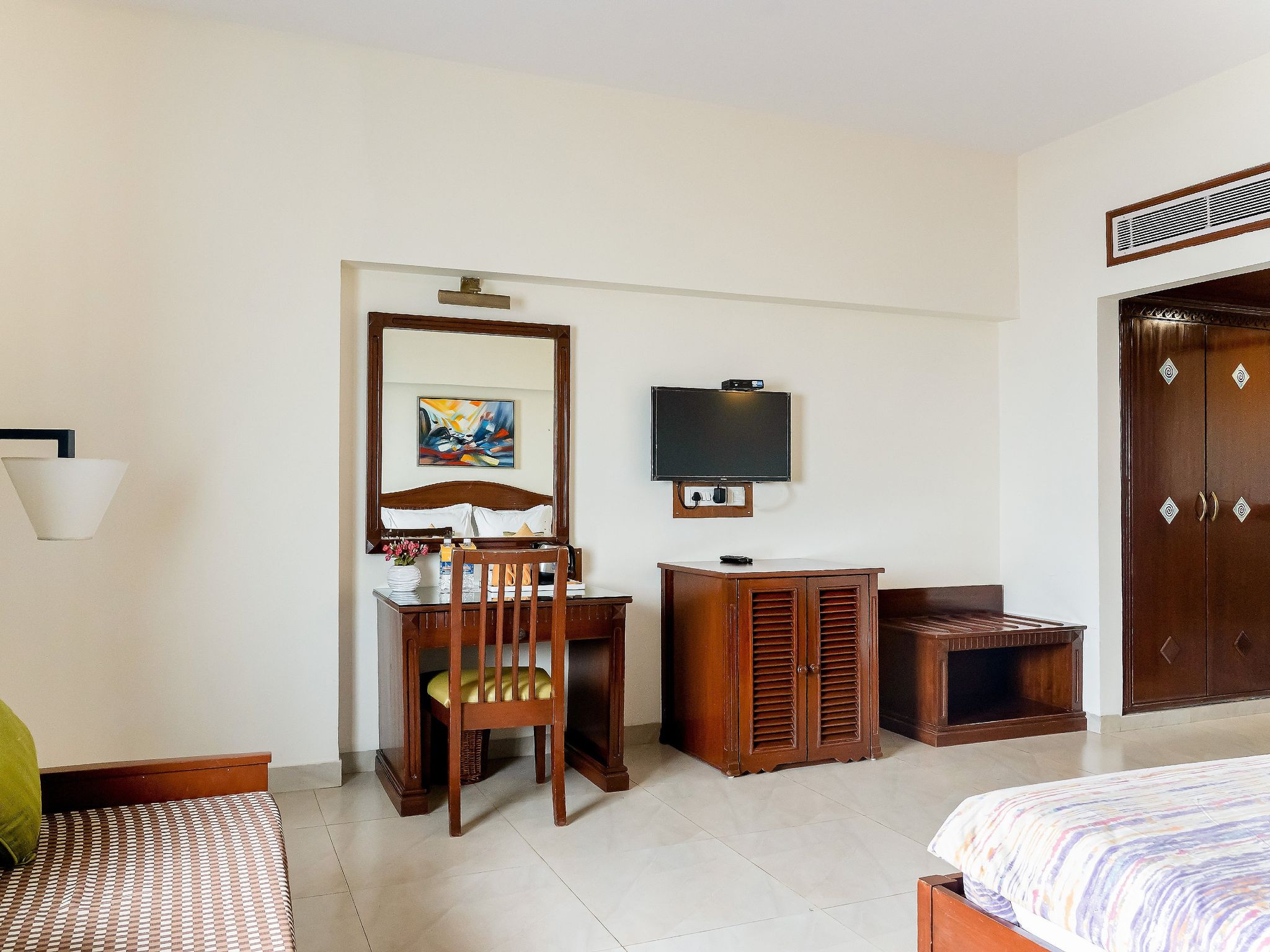 Viva Hotel Deluxe Room King Size Bed 83