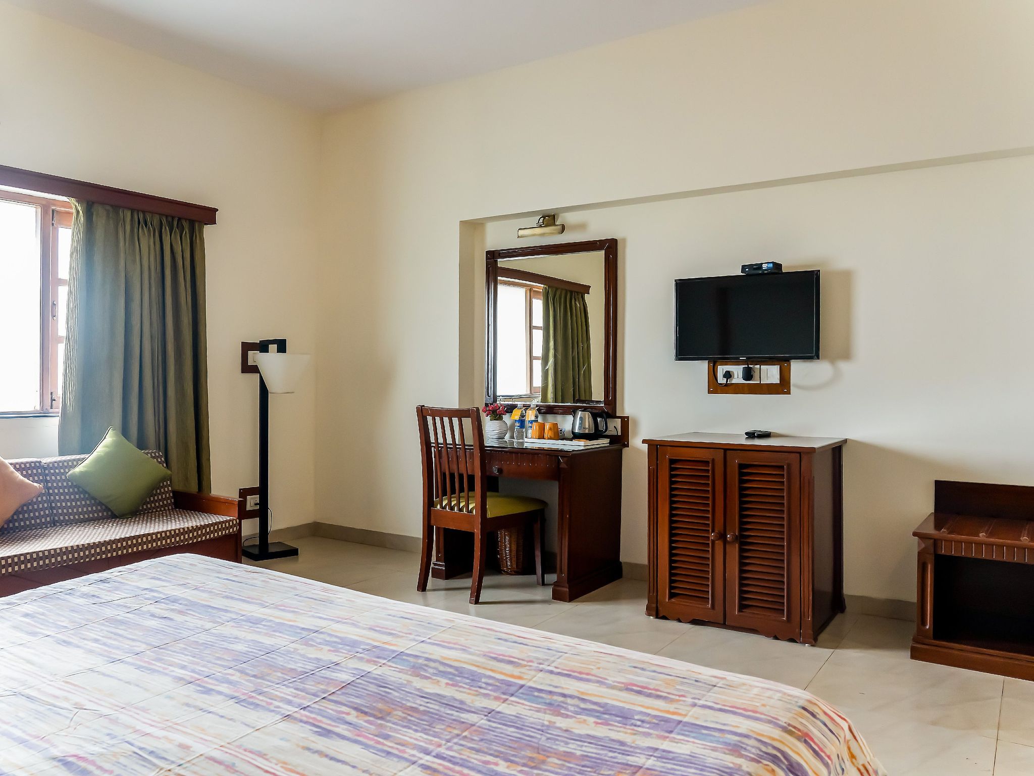 Viva Hotel Deluxe Room King Size Bed 28