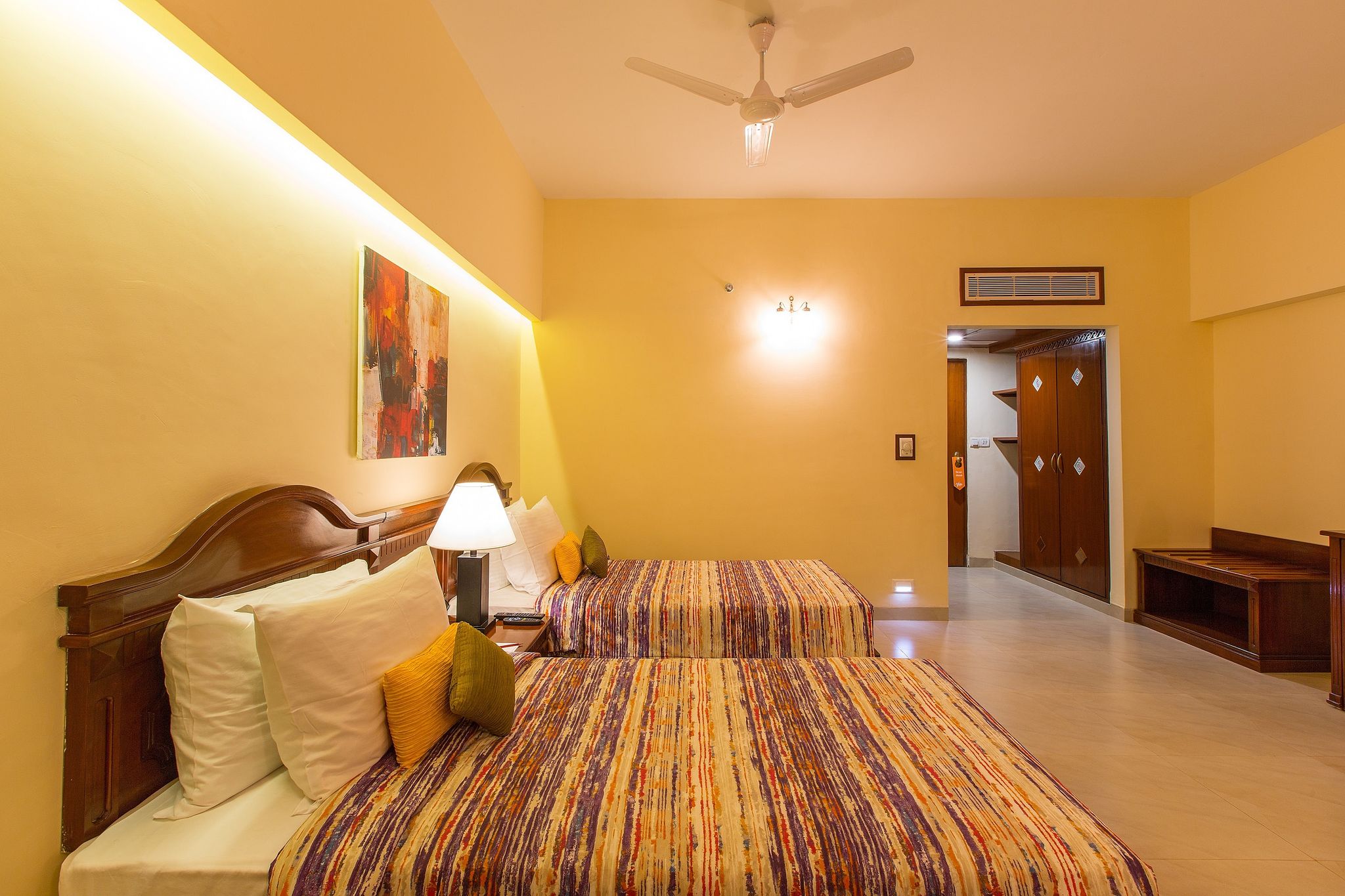 Viva Hotel Deluxe Room Twin Bed 8