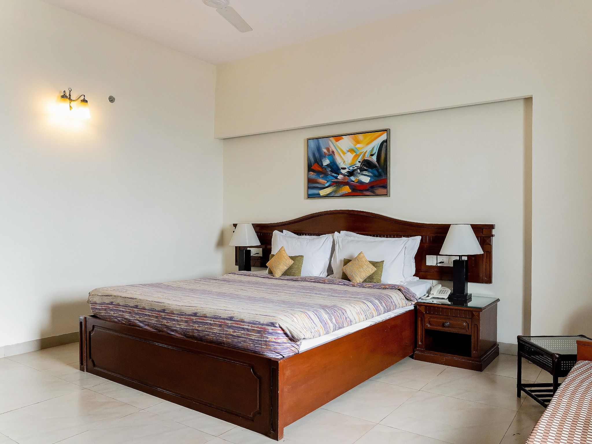 Viva Hotel Deluxe Room King Size Bed 93