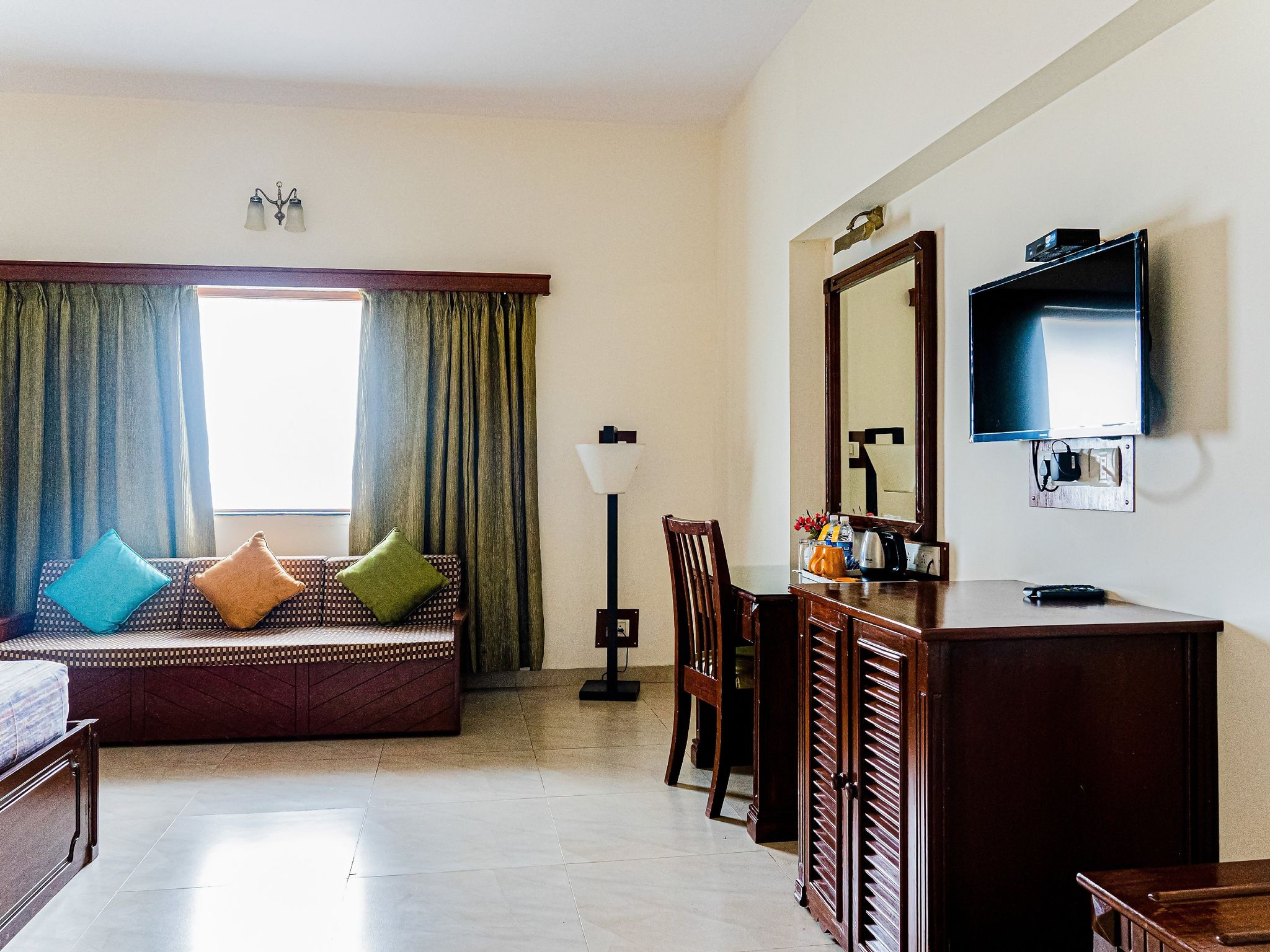 Viva Hotel Deluxe Room King Size Bed 40