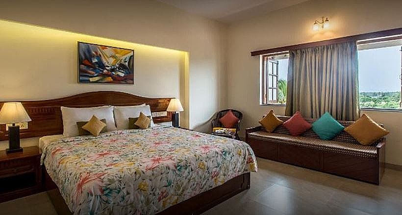 Viva Hotel Deluxe Room King Size Bed 86