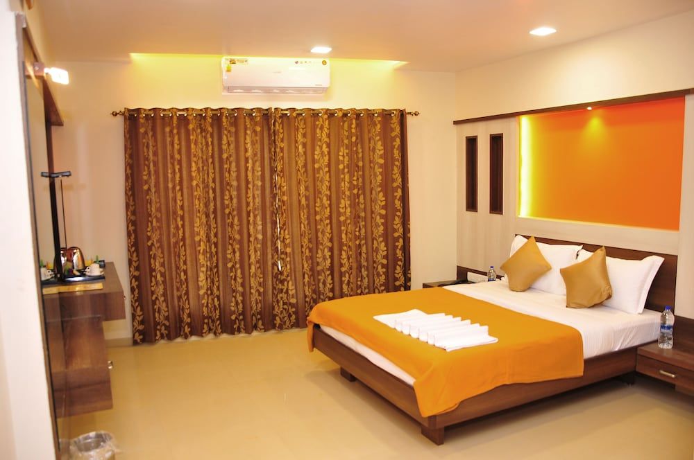 Aakash Hotel Premier Suite, 1 King Bed, Smoking, City View 2