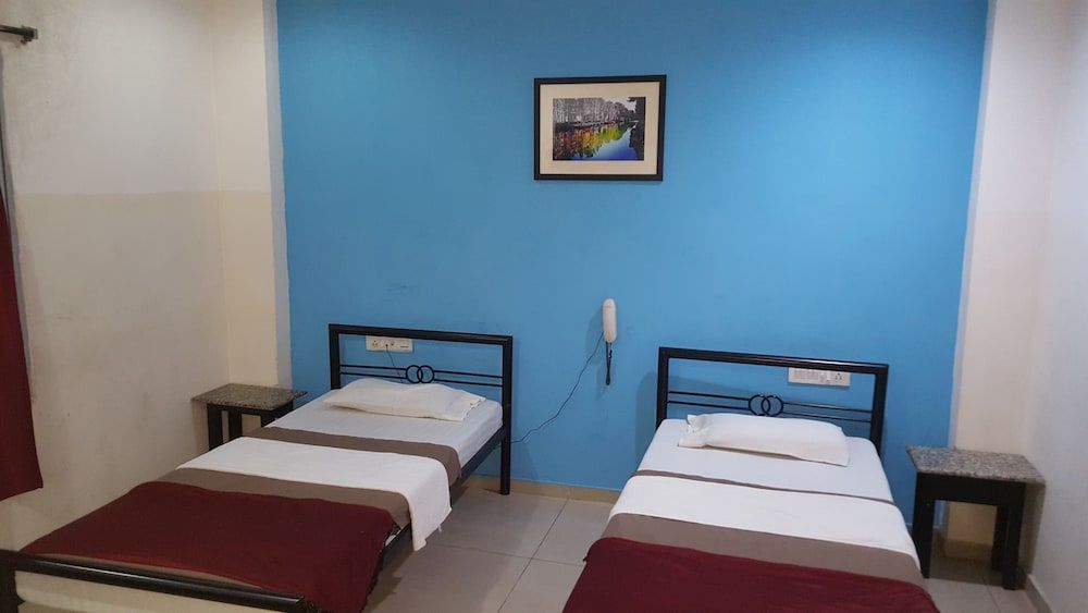 Deccan Comforts Deluxe Triple Room (Non AC) 2