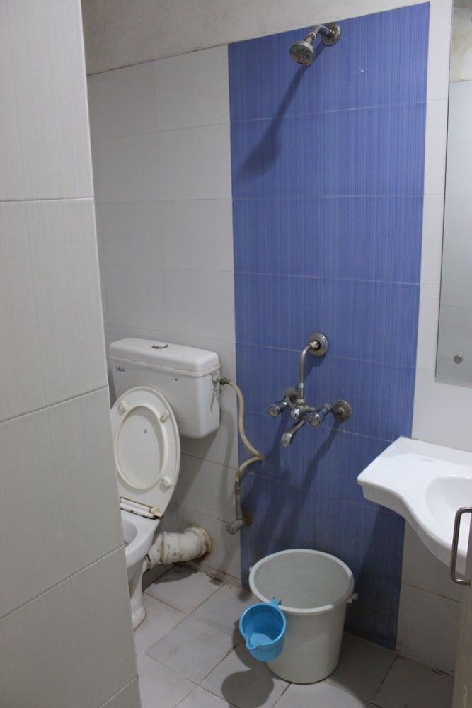 Deccan Comforts Deluxe Triple Room (Non AC) 4