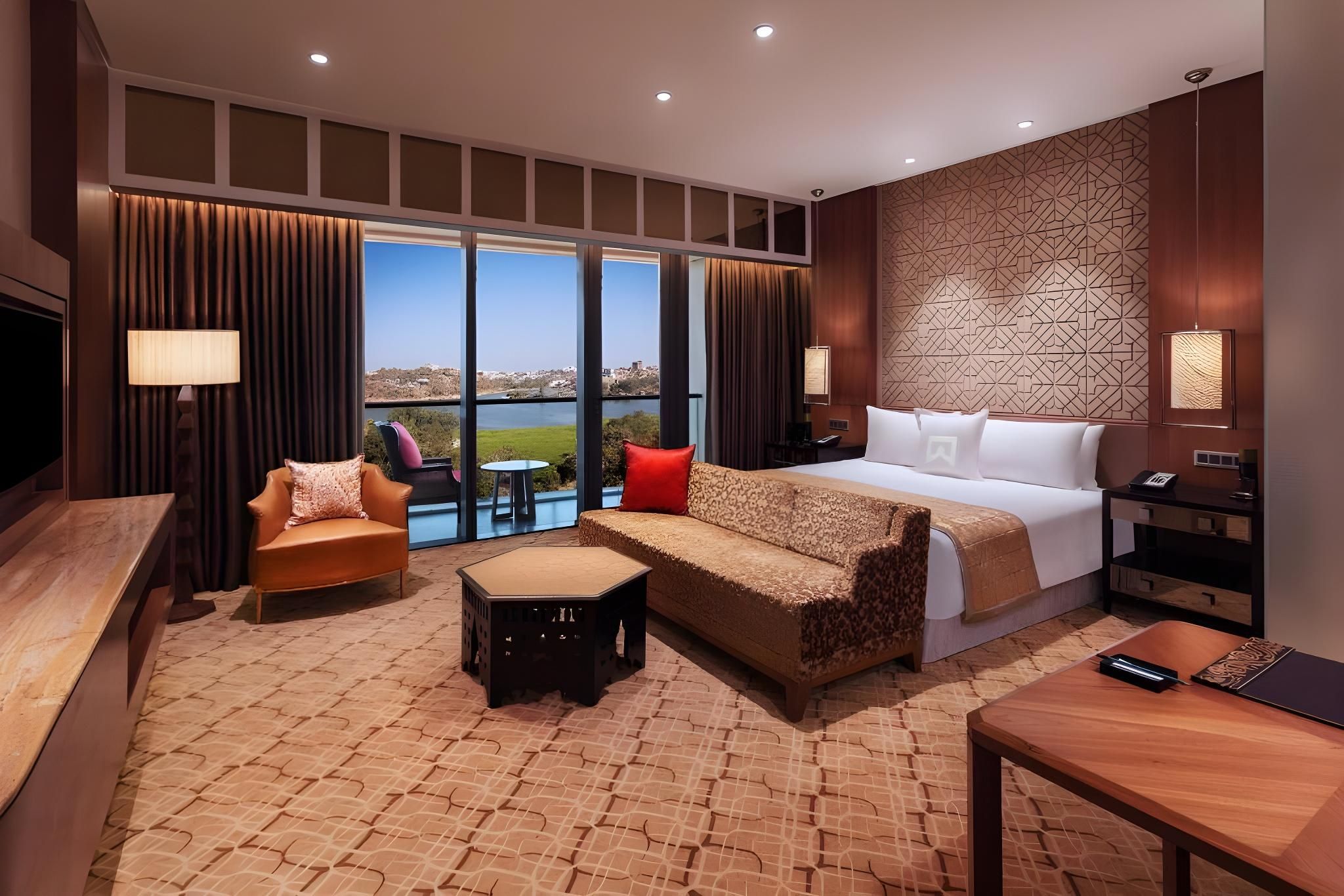 Towers, Club lounge access, Guest room, 1 Queen, City view
