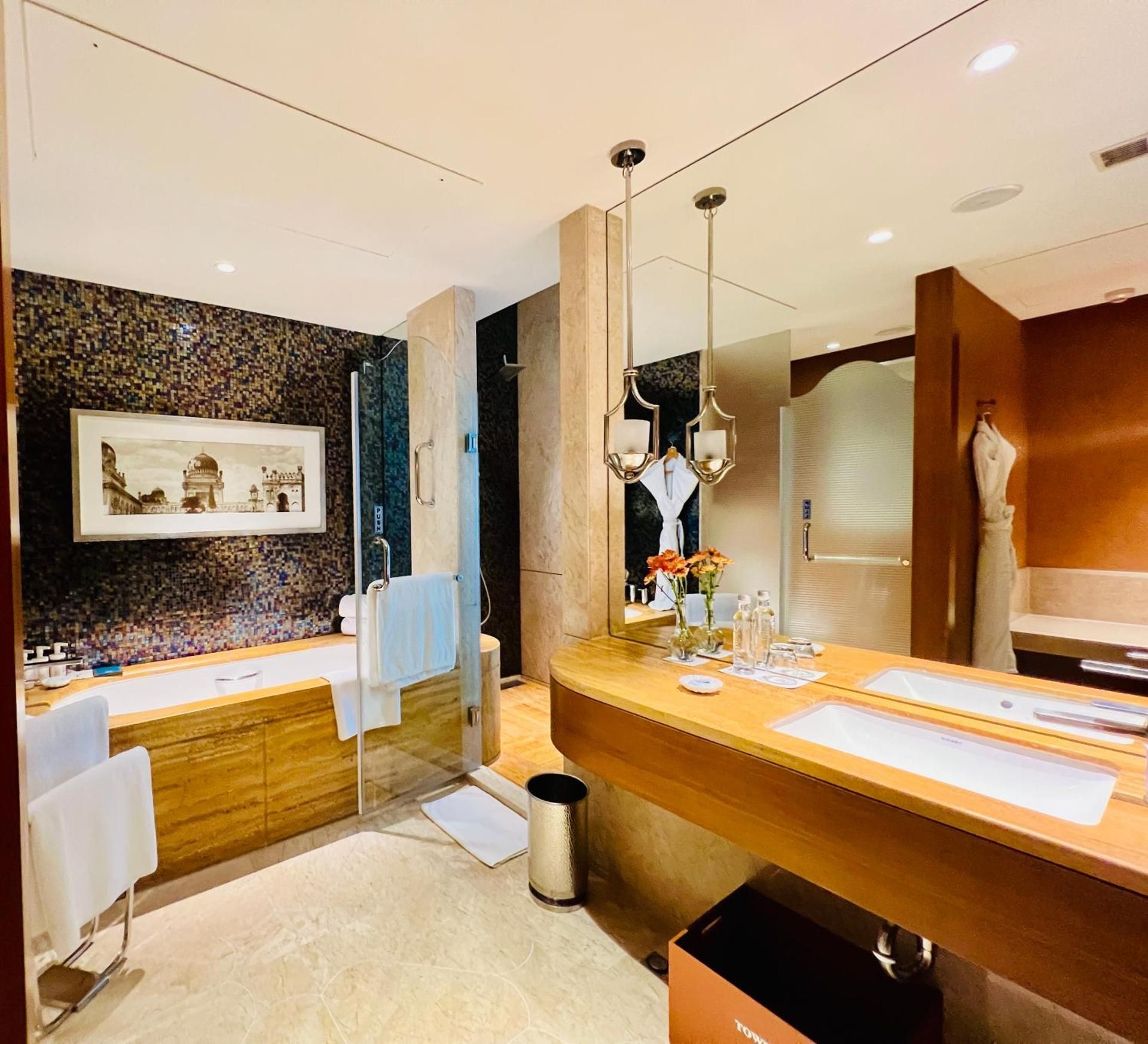 Towers, Club lounge access, Guest room, 1 Queen, City view
