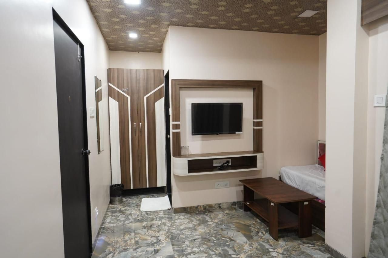 Deluxe Room AC